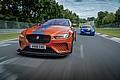 Als Renntaxi am Nürburgring im Einsatz: Jaguar XE SV Project 8 (vorne) und XJR.  Foto: Auto-Medienportal.Net/Jaguar